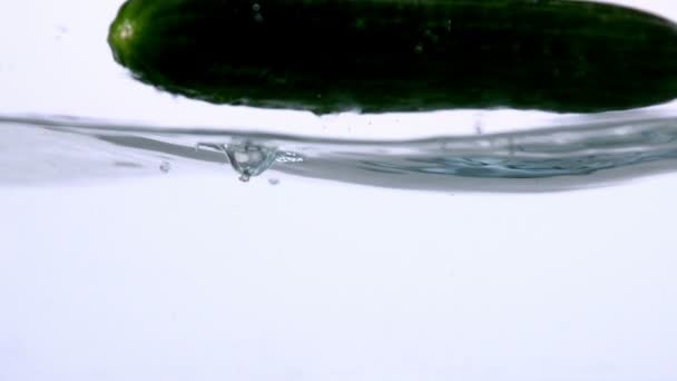 Courgette falling in water — Stock Video