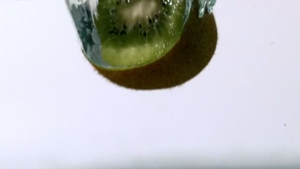 Kiwi metà cadere in acqua — Video Stock