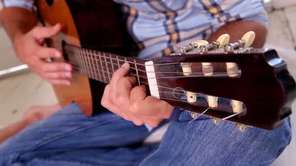 Muž hrající na kytaru — Stock video