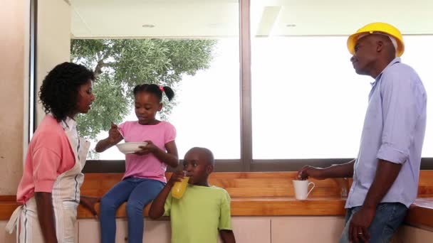 Keluarga makan sarapan bersama — Stok Video