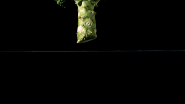 Broccoli die in water vallen — Stockvideo