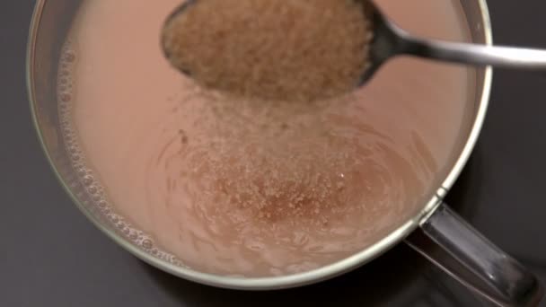 Teaspoon pouring sugar into tea — Stock Video