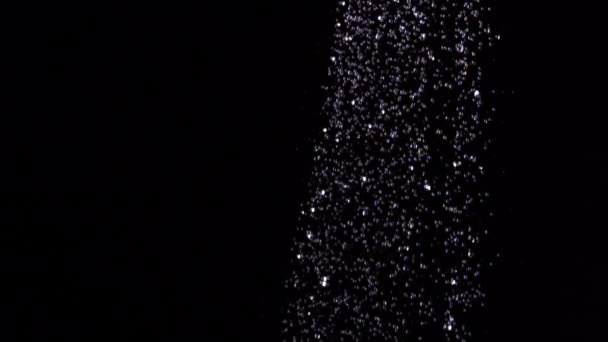 Дождь из воды на черном фоне — стоковое видео