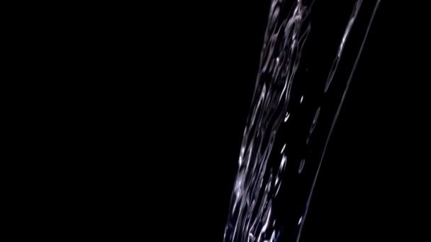 Wasser strömt vor schwarzem Hintergrund — Stockvideo