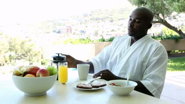 Homme mangeant le petit déjeuner dehors — Video