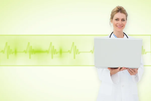 Blond läkare använder laptop — Stockfoto