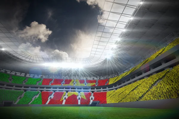 Kamerunflagget mot fotballstadion – stockfoto