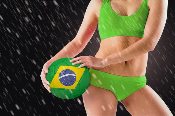 Meisje holding brasil bal — Stockfoto