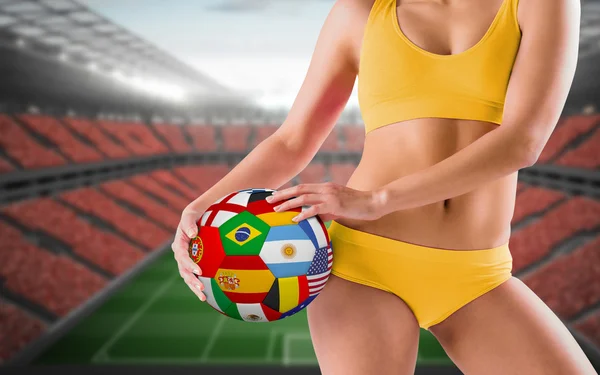 Chica en forma sosteniendo bandera de fútbol — Foto de Stock