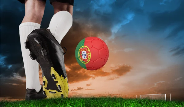 Piłka nożna zyski kopiąc Portugalia piłka — Zdjęcie stockowe