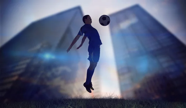 Jugador de fútbol en salto azul —  Fotos de Stock