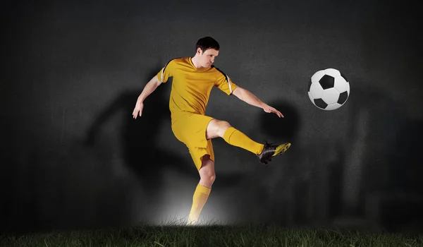 Voetbal speler schoppen — Stok fotoğraf