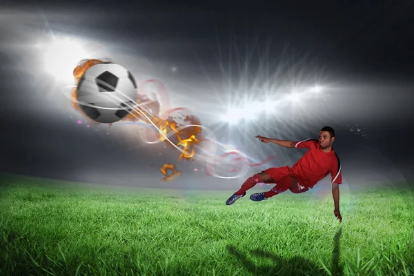 红色踢的足球运动员 — 图库照片