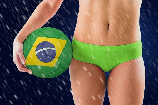 Menina segurando futebol brasileiro — Fotografia de Stock