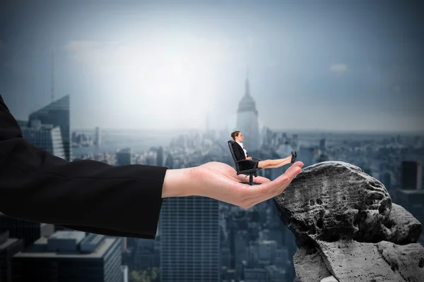 Zakenvrouw op stoel met voeten omhoog in de hand — Stockfoto