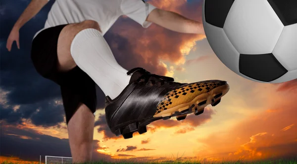 Fußballspieler in Weiß kickt — Stockfoto