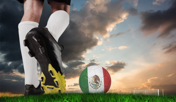 Bota de futebol chutando bola mexico — Fotografia de Stock