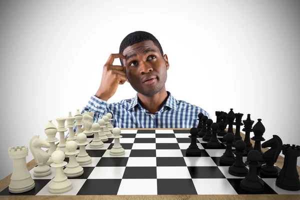Tänkande affärsman med schackbrädet — Stockfoto