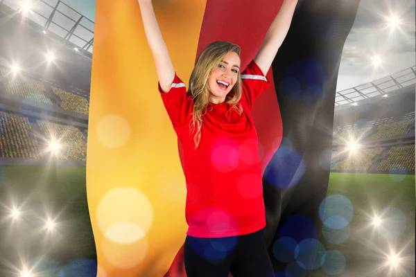 Fotbollsfan håller tysk flagg — Stockfoto