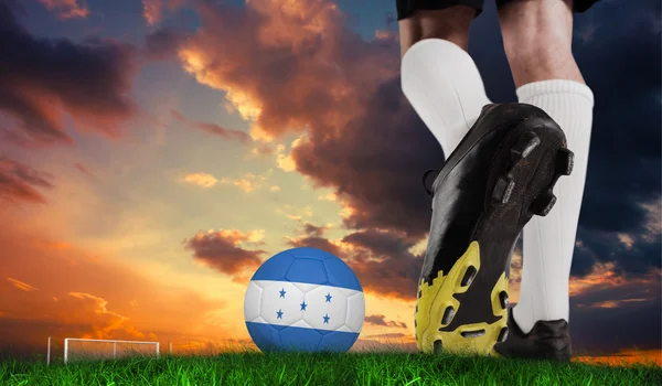 Bota de fútbol pateando honduras ball — Foto de Stock