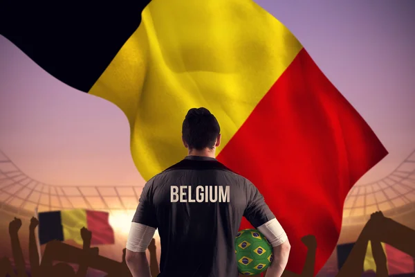 Belgien fotboll spelare hålla bollen — Stockfoto