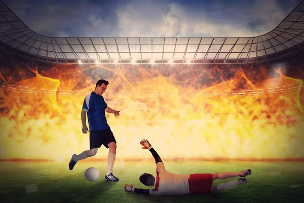 Jogadores de futebol atacando para bola — Fotografia de Stock