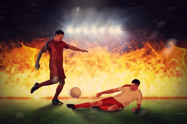 Jogadores de futebol atacando para a bola — Fotografia de Stock