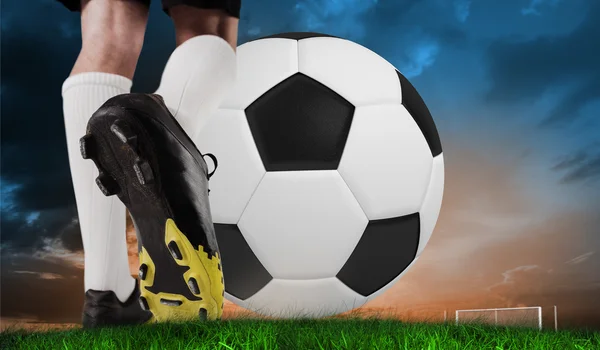 Fußballschuh kickt riesigen Ball — Stockfoto