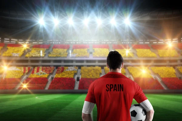 Футболист Испании держит мяч — стоковое фото