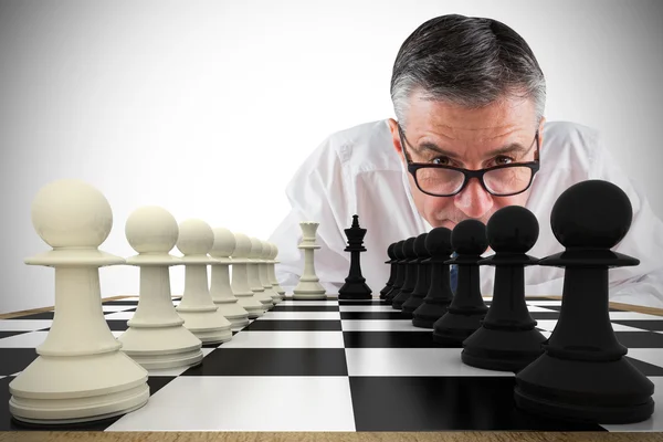 Fokussierter Geschäftsmann mit Schachbrett — Stockfoto