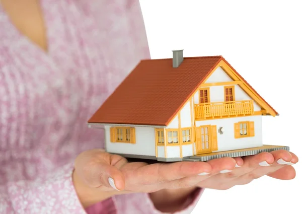 Händer visar en miniatyrmodell hemma — Stockfoto