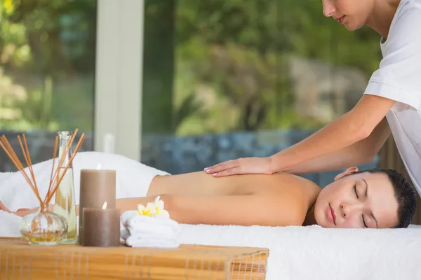 Розслаблена брюнетка отримує масаж спини — стокове фото