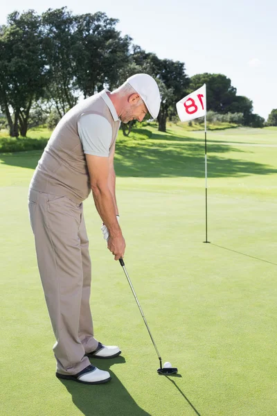 Golfer on the putting green — Stock Photo, Image