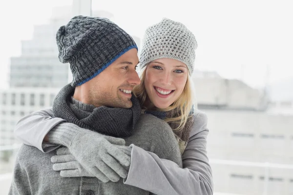 Paar in warmer Kleidung umarmt — Stockfoto