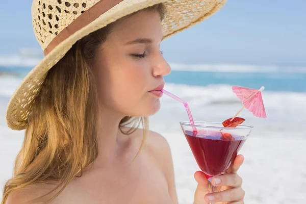 Blonde sipping cocktail — Stock Photo, Image