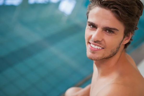 Nadador en forma sonriendo junto a la piscina — Foto de Stock