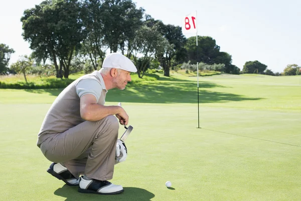 Golfista sul putting green — Foto Stock