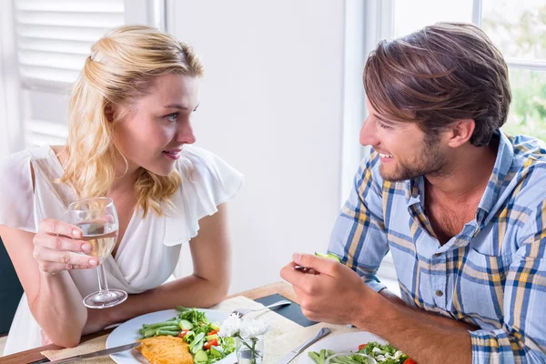 Casal desfrutando refeição juntos — Fotografia de Stock