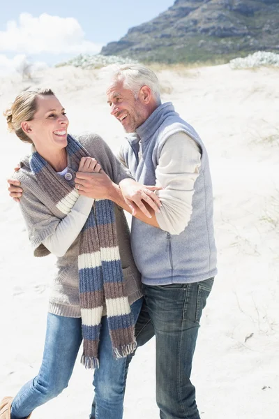 Paar messing over op het strand — Stockfoto