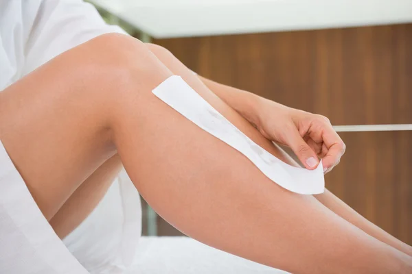 Woman waxing her legs herself — Stock Photo, Image