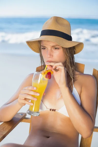 Blonde relaxing in deck chair with cocktail — Stock Photo, Image