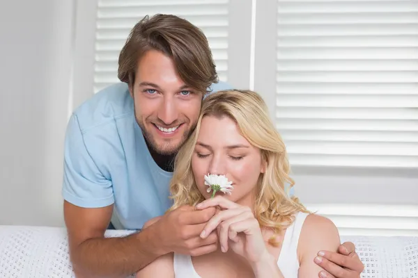 Man verrassend zijn vriendin met een bloem — Stockfoto