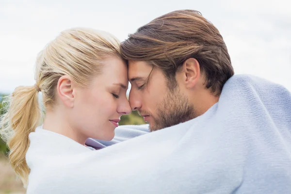 Pareja envuelta en manta — Foto de Stock