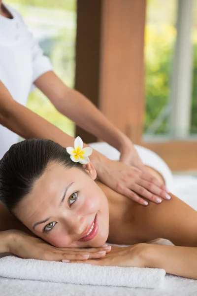 Brünette genießt eine friedliche Massage — Stockfoto