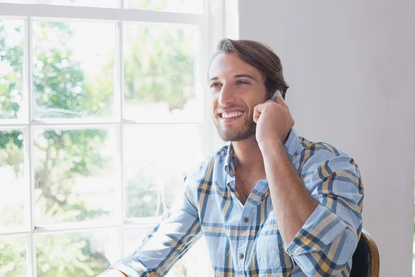 Man zit aan tafel praten over telefoon — Stockfoto