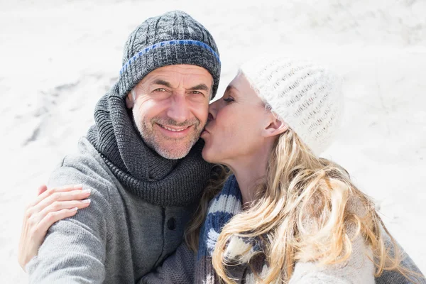 Paar in warmer Kleidung am Strand — Stockfoto