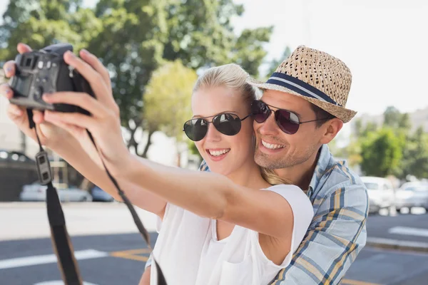 Joven pareja de cadera tomando una selfie — Foto de Stock