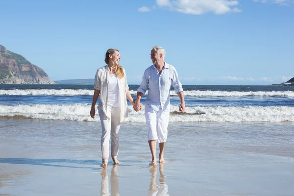 Couple marchant pieds nus sur la plage — Photo