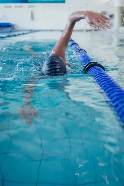 Fit swimmer doing the front stroke — Stock Photo, Image