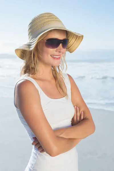 Blonde poseren op strand — Stockfoto